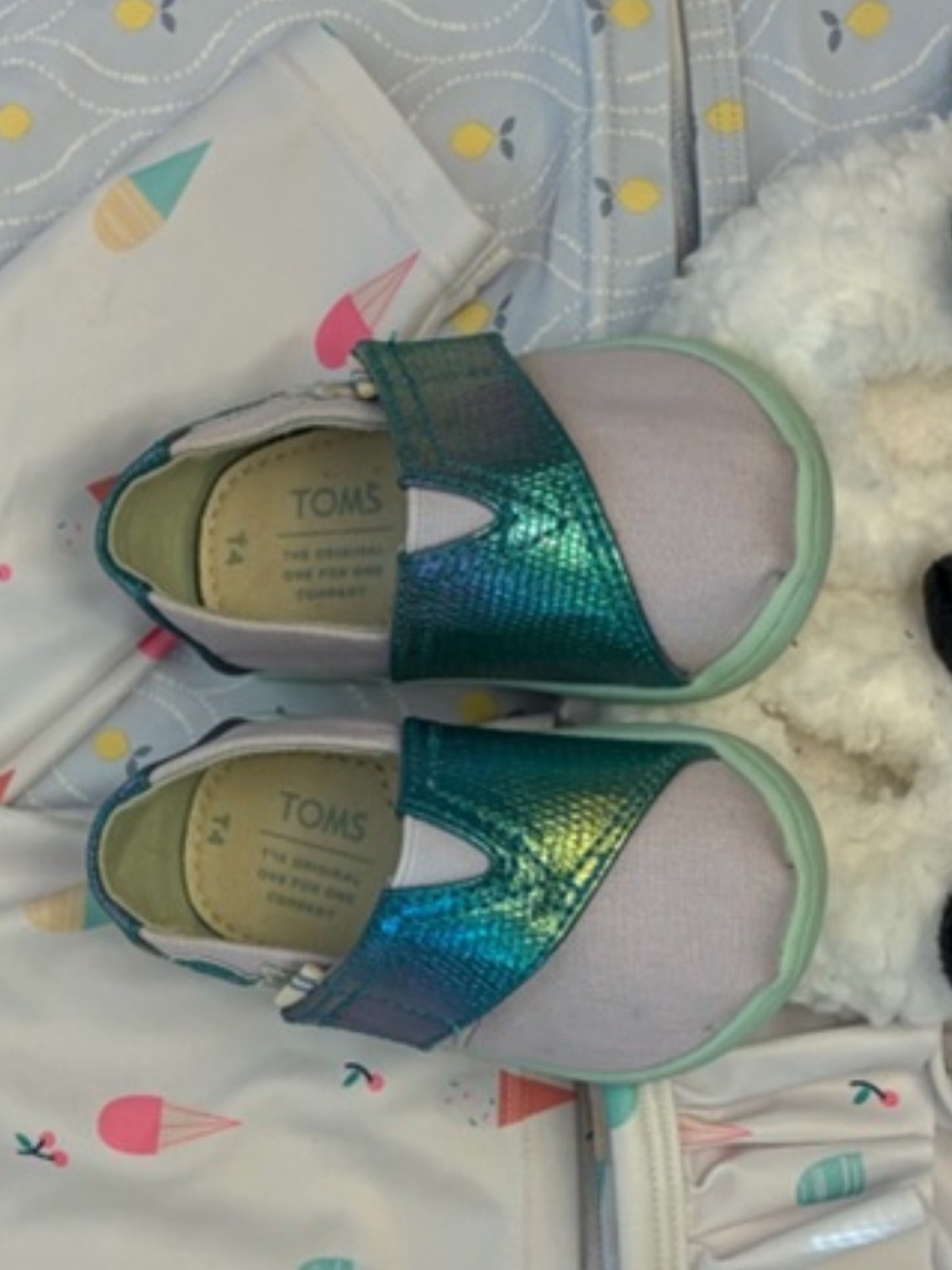Tom’s baby shoes T4